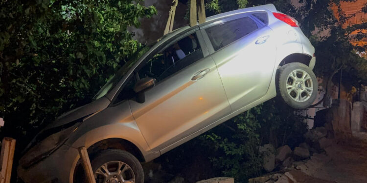 Otomobil Evin Bahçesine Girdi