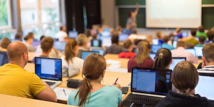 Özel okullara rekor zam: Robert Koleji, 1 milyon lirayı aştı