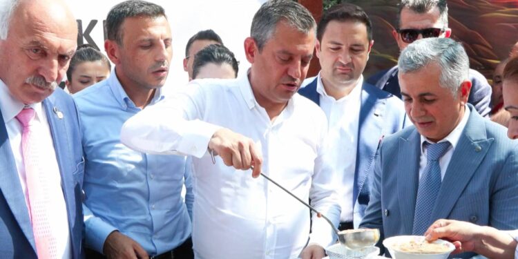 Özgür Özel: Cemevleri ibadethane kabul edilene kadar arkanızdayım