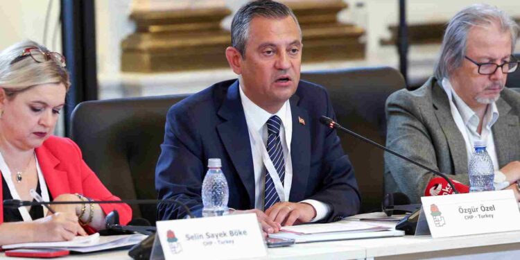 Özgür Özel'den Sosyalist Enternasyonal'de aşırı sağ uyarısı