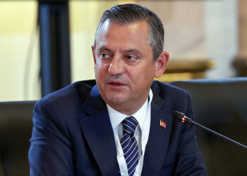 Özgür Özel’den ‘seçim’ mesajı: Ya asgari ücrete zammı verecekler ya da söke söke alacağız!