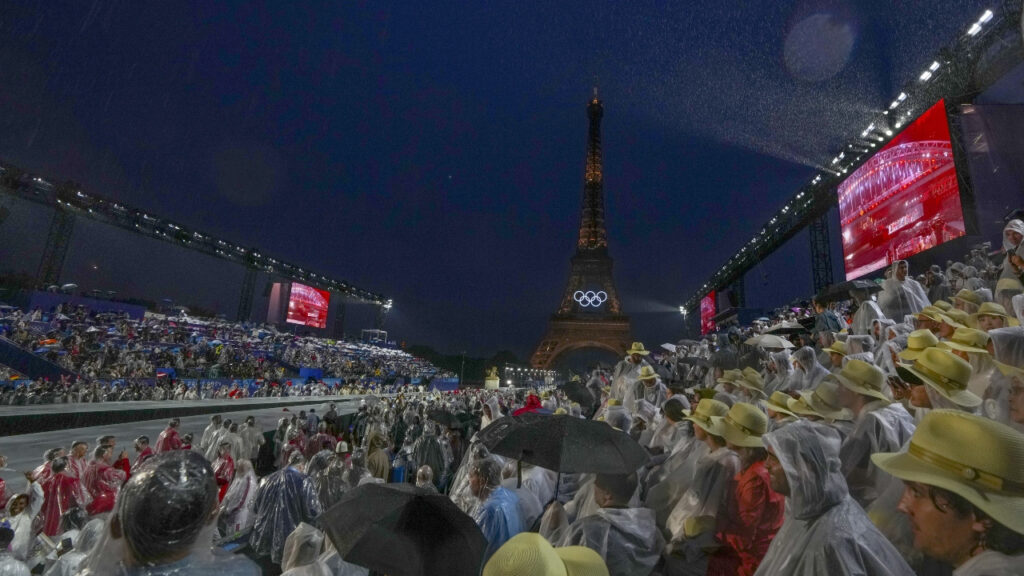 Paris 2024 Olimpiyat Oyunları'nda Tarihi Açılış! Türk Bayrağını Mete Gazoz ile Busenaz Sürmeneli Taşıdı