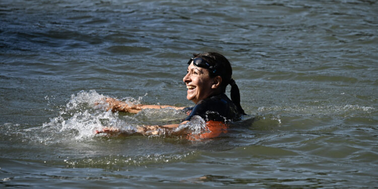 Paris Belediye Başkanı Hidalgo sözünü tuttu; bu sabah Seine nehrinde yüzdü