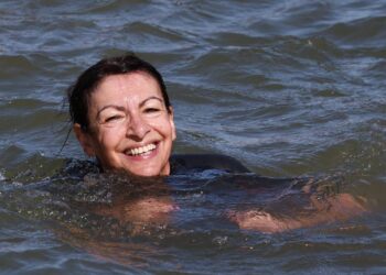 Paris Belediye Başkanı, Olimpiyat Oyunları'nın başlamasına 9 gün kala suyun temizlendiğini kanıtlamak için Seine Nehri'nde yüzdü