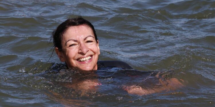 Paris Belediye Başkanı, Olimpiyat Oyunları'nın başlamasına 9 gün kala suyun temizlendiğini kanıtlamak için Seine Nehri'nde yüzdü