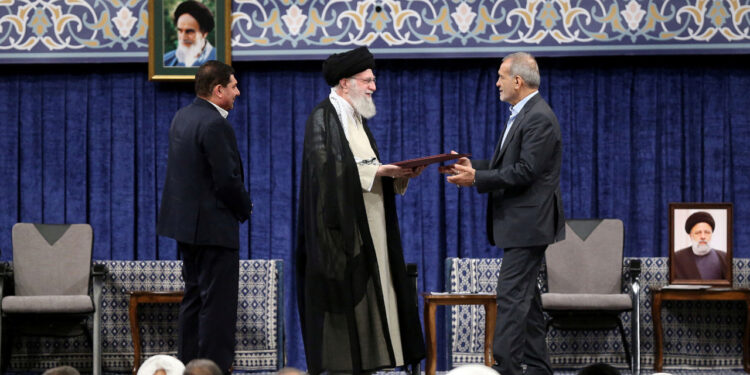 Pezeşkiyan'a mazbatasını veren Hamaney'den açık destek