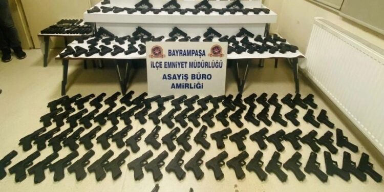 Polisin arama yaptığı araçtan cephanelik çıktı