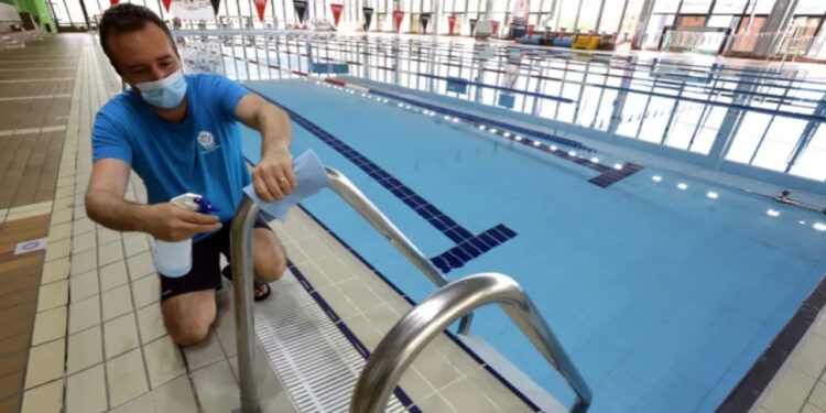 Polonya'da bir havuzda normalden 10 kat daha fazla klor: 21 kişi zehirlendi