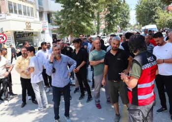 Rezerv alanda yıkım başladı, konteynerler verilmeden elektriklerin kesilmesiyle esnaf sokağa döküldü