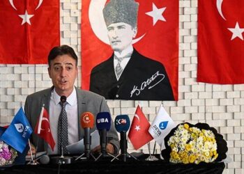 Sağ partilerin hepsi diktatör; Genel Başkan bir grup tarafından kümelenmiş vaziyette!