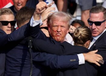 Sağlık kontrollerinin tamamlanmasının ardından hastaneden ayrılan Trump: Sağ kulağımın üst kısmından kurşunla vuruldum