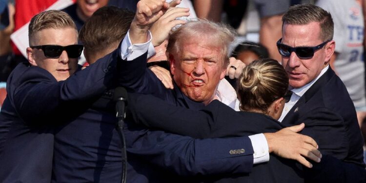 Sağlık kontrollerinin tamamlanmasının ardından hastaneden ayrılan Trump: Sağ kulağımın üst kısmından kurşunla vuruldum