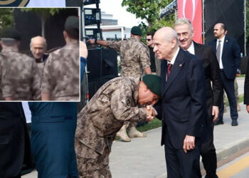Skandal Olaydan Yeni Görüntüler: Özel Harekat polisleri, Bahçeli'nin Elini Öpmek İçin Sıraya Girmiş!