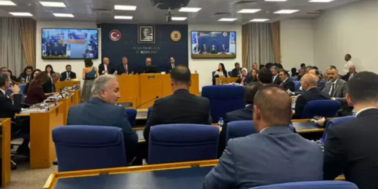 Sokak hayvanlarının öldürülmesini öngören teklifin görüşmeleri ertelendi