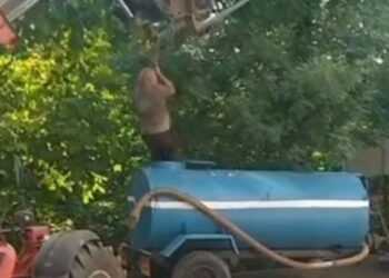 Su Tankerine Giren Çiftçi Çıkamadı! Yardımına İş Makinesi Yetişti