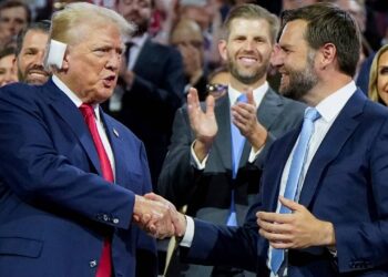 Suikast girişimi sonrası ilk kez halkın önüne çıkan Trump, büyük dalgayı yakaladı, Vance'ı koluna taktı