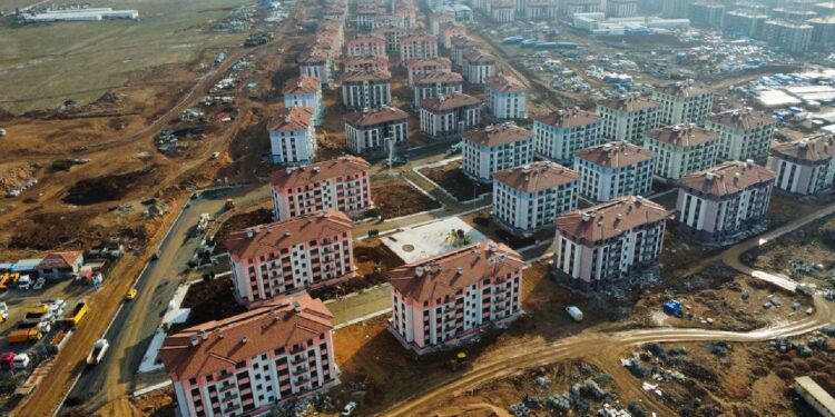 TOKİ'nin Hatay'daki 'deprem konutu' ihalesi Erdoğan'ın komşusuna verildi