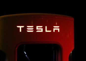 Tesla bazı üretim hatlarını durdurdu
