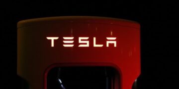 Tesla bazı üretim hatlarını durdurdu
