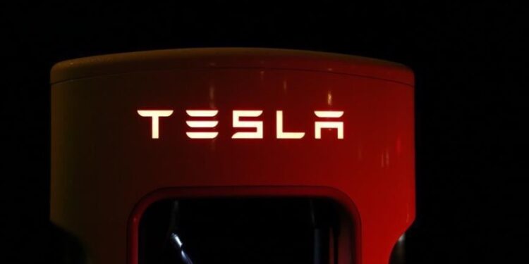 Tesla bazı üretim hatlarını durdurdu