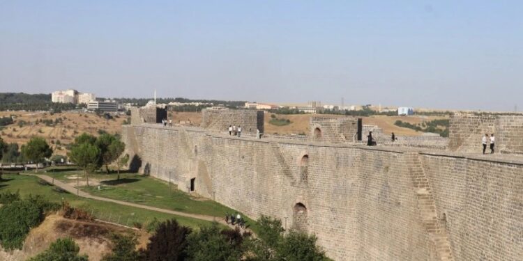 UNESCO listesindeki tarihî surlara afiş ve pankart asmak için çiviler çakıldı!