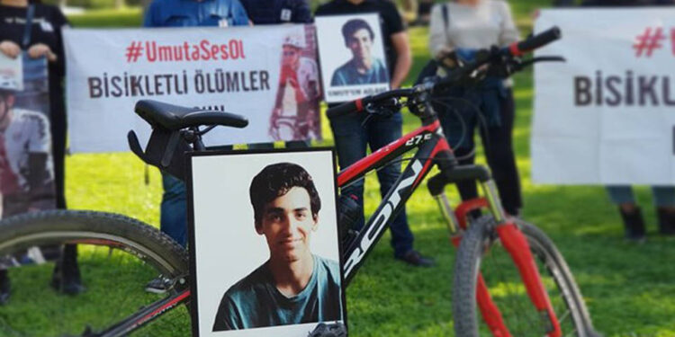 Umut Gündüz mezarı başında anıldı: ‘Katil aramızda dolaşıyor’