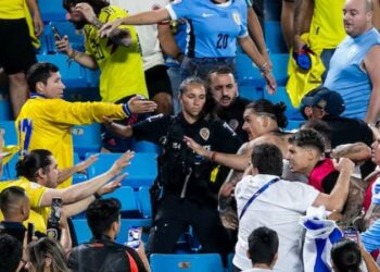Uruguaylı futbolcularla Kolombiyalı taraftarlar arasında kavga çıktı!