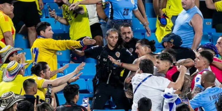 Uruguaylı futbolcularla Kolombiyalı taraftarlar arasında kavga çıktı!