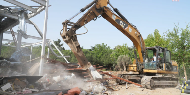 Üsküdar'da Yeni Dönem: AKP Döneminden Kalan 16 Kaçak Yapı Yıkıldı