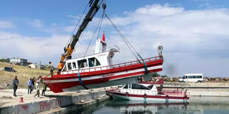 Van’da balıkçılar teknelerini suya indirdi