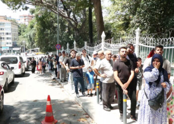 Yıldız Sarayı'nda Hafta Sonu Yoğunluğu: Metrelerce Kuyruk Oluştu