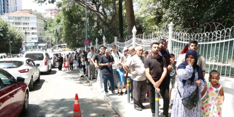 Yıldız Sarayı'nda Hafta Sonu Yoğunluğu: Metrelerce Kuyruk Oluştu