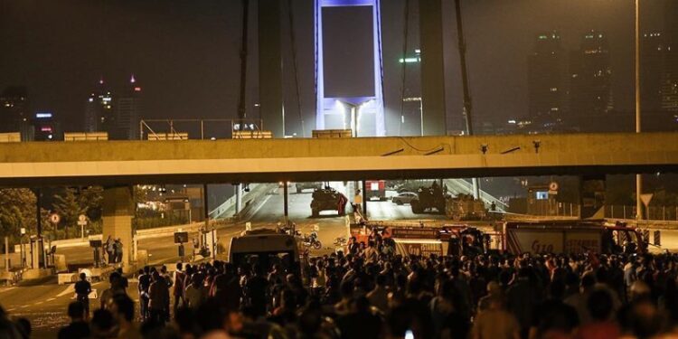 Yine ölüyoruz yine yaralanıyor yine acılar çekiyoruz