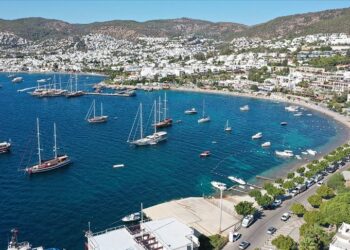 Yüksek fiyatlar turistleri kaçırdı, otellerde doluluk düşünce indirim başladı