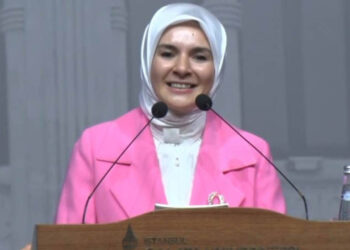 Yurt Dışı Çıkış Harcı, Enflasyon, Vize Vetosu... AKP'li Bakan'dan Gençlere 'Ütopik' Tavsiye: Bütün Dünyayı Gezin!