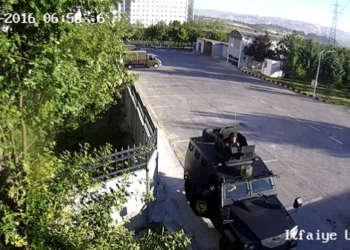 Askere kumpasın görüntüsü: 15 Temmuz’da kullanılan uzun namlulu silahlar jandarmanın bahçesine böyle atıldı