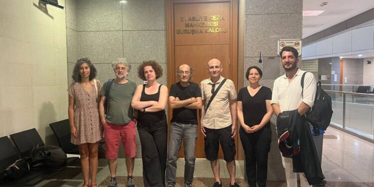 ‘Türklüğe hakaret’ suçlamasıyla yargılanan gazeteciler beraat etti