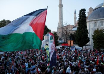 Sultanahmet’te Filistin’e destek eylemi: Bazı göstericilerden kahve zinciri şubesine saldırı