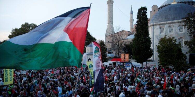 Sultanahmet’te Filistin’e destek eylemi: Bazı göstericilerden kahve zinciri şubesine saldırı