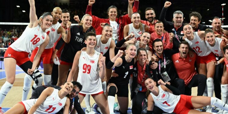 Türkiye Kadın Milli Voleybol Takımı Olimpiyatlarda yarı finalde