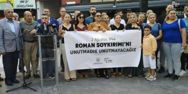 "2. Dünya Savaşının unutulmuş kurbanları" Romanlar, katliamın 44. yılında anıldı