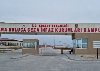 Hücrede tutulan oğlunun durumundan endişeli