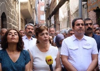 DEM Parti’den saldırıya uğrayan Hewş Kafe’ye ziyaret