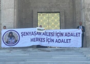 Emine Şenyaşar ‘adalet’ pankartıyla Meclis Başkanlığı önünde