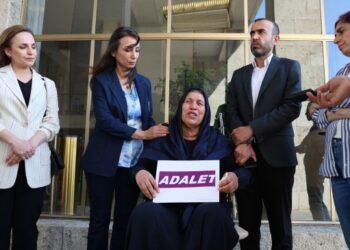 Hatimoğulları Emine Şenyaşar’ı ziyaret etti