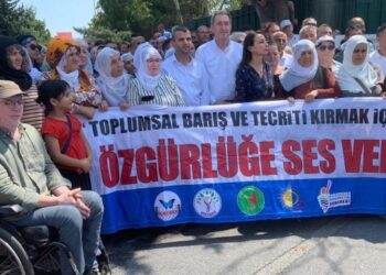 Cezaevi önünde ‘özgürlük’ eylemi: Diyalog ve müzakere ülkeyi bölmez
