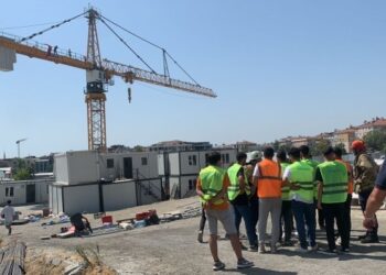 Maaşını alamayan işçiler vince çıkıp eylem yaptı