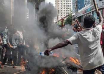 Bangladeş’te başbakan ülkeyi terk etti