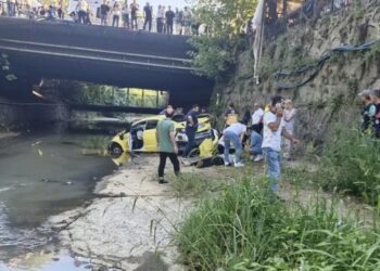 Hafriyat kamyonun çarptığı taksi dereye uçtu