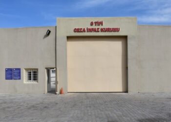 Üst aramasına karşı çıkan avukat müvekkiliyle görüştürülmedi